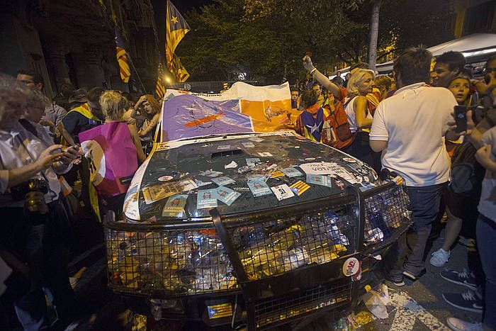 Guardia Zibilaren patrol bat, 2017ko irailaren 27an, herritarrek protestan hartua. QUIQUE GARCIA, EFE