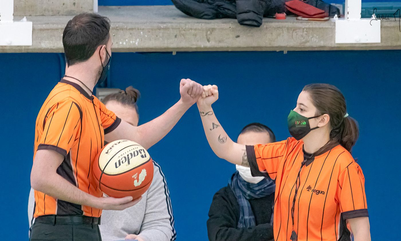 Abril Llorente, Euskal Ligan binaka arbitratzen. S.M.