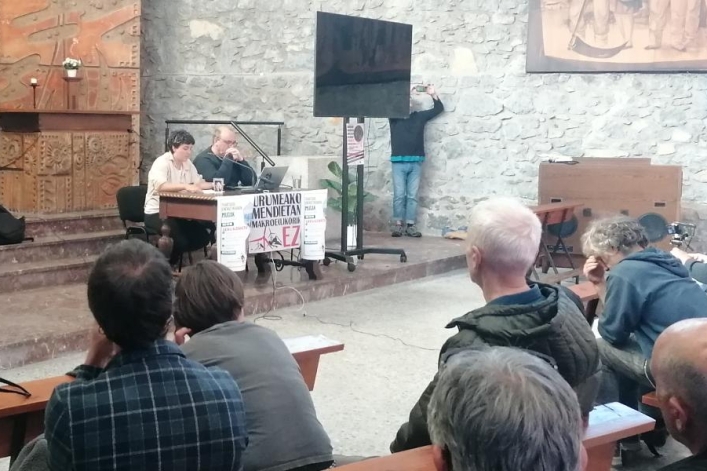 Eli Pagola, hitzaldiaren aurkezlea, eta Antonio Turiel, maiatzaren 7an, Hernanin. BERRIA Eli Pagola, hitzaldiaren aurkezlea, eta Antonio Turiel, maiatzaren 7an, Hernanin. BERRIA