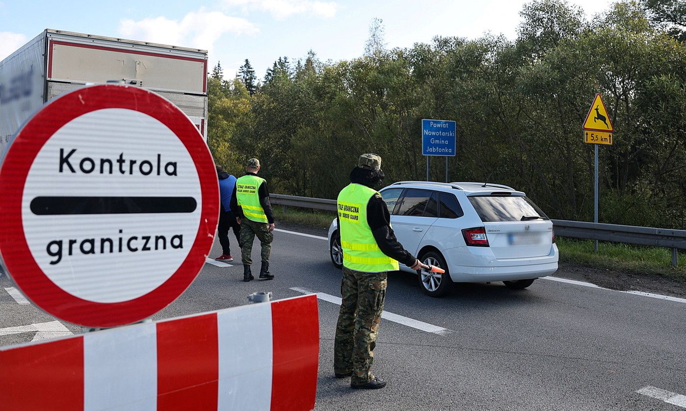 Poloniako mugako bi agente, Eslovakiarekiko mugan, ibilgailuak kontrolatzen, hilaren 4an. GRZEGORZ MOMOT / EFE.