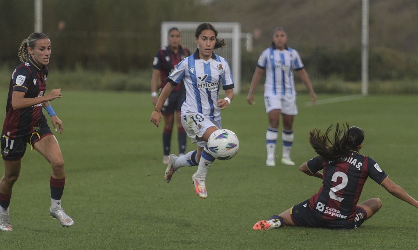 Realeko Lorena Navarro, baloiarekin, Levanteren kontrako partidan. JON URBE / FOKU.