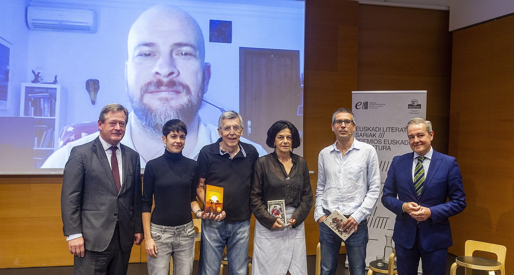 Ezker-eskuin: Bingen Zupiria, Maialen Berasategi, Joxe Mari Berasategi, Miren Billelabeitia, Ander Izagirre eta Andoni Aldekoa. Atzeko pantailan, Alejandro Morellon. JAIZKI FONTANEDA / FOKU.