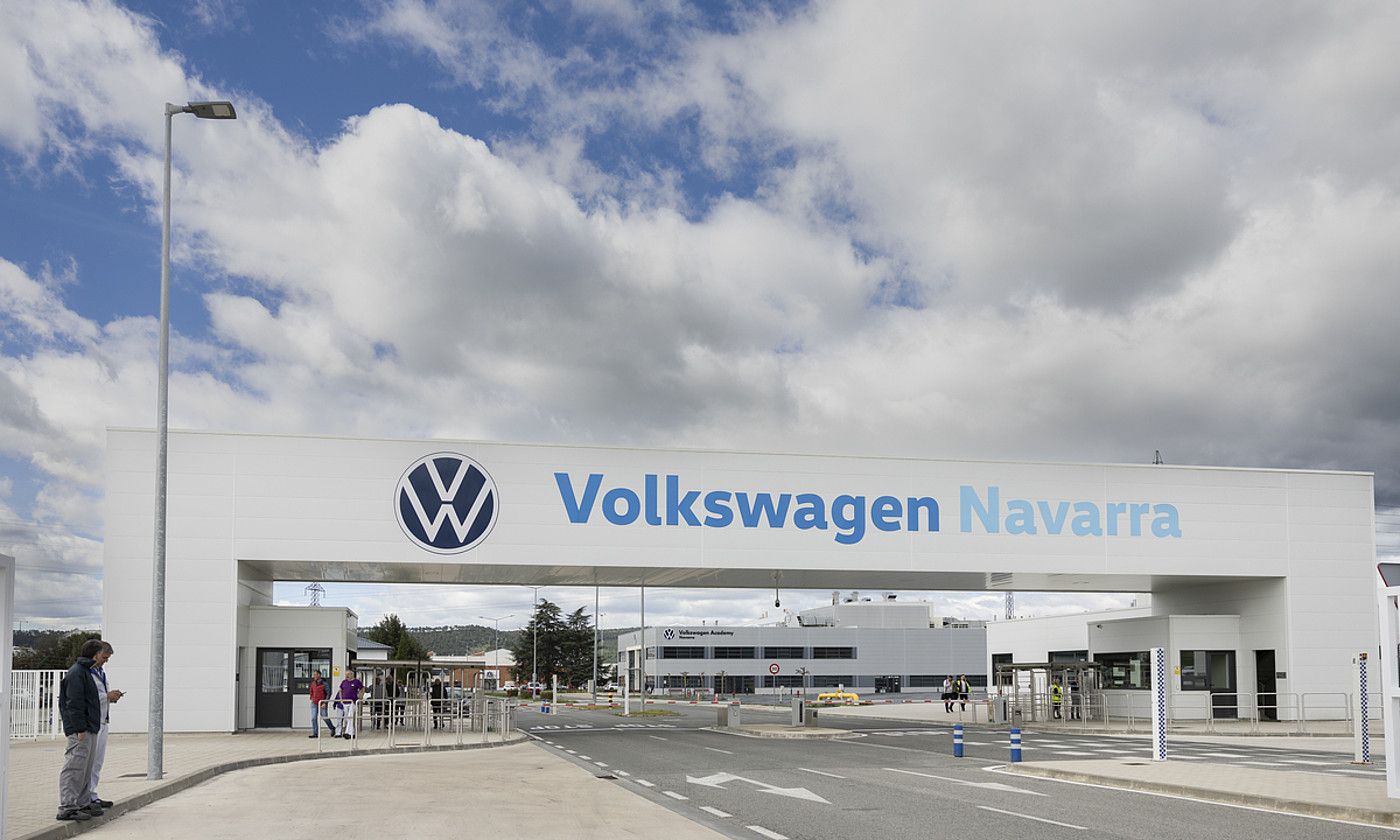 Volkswagen Nafarroak Iruñeko Landabenen duen fabrikaren atarian, txanda aldaketa bat. VILLAR LOPEZ / EFE. Volkswagen Nafarroak Iruñeko Landabenen duen fabrikaren atarian, txanda aldaketa bat. VILLAR LOPEZ / EFE.