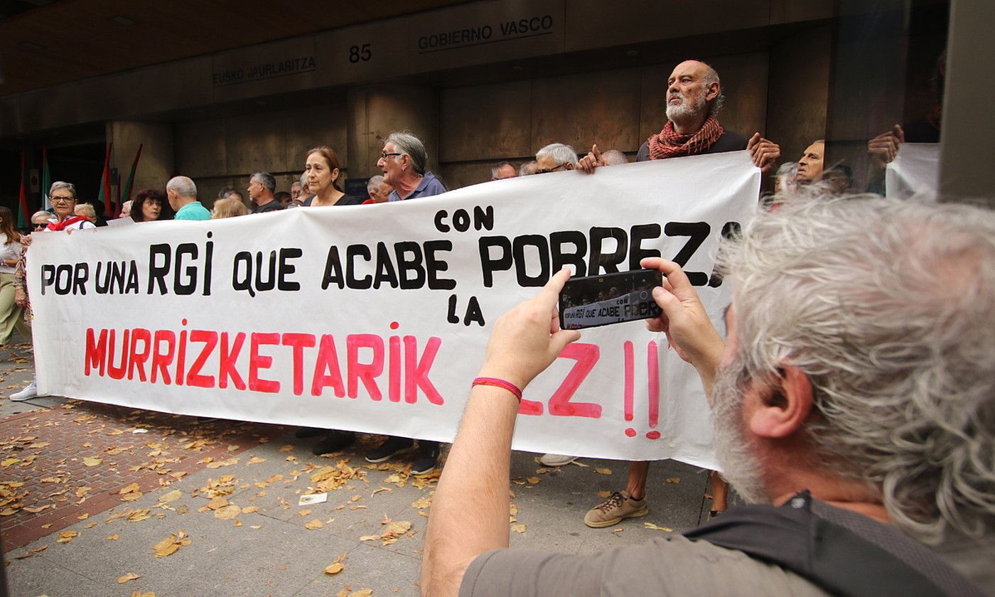 Pobrezia desagerrarazteko nazioarteko egunean hainbat eragilek deitutako protesta atzo, Bilbon. OSKAR MATXIN EDESA / FOKU.