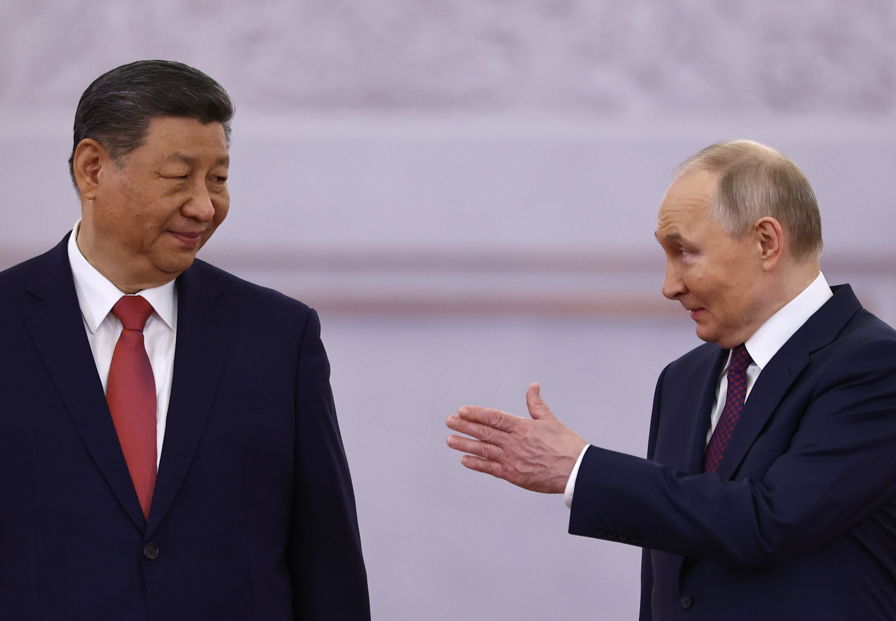 XI Jinping (ezkerrean) eta Vladimir Putin Moskun, gaur. EVGENIA NOVOZHENINA / EFE 