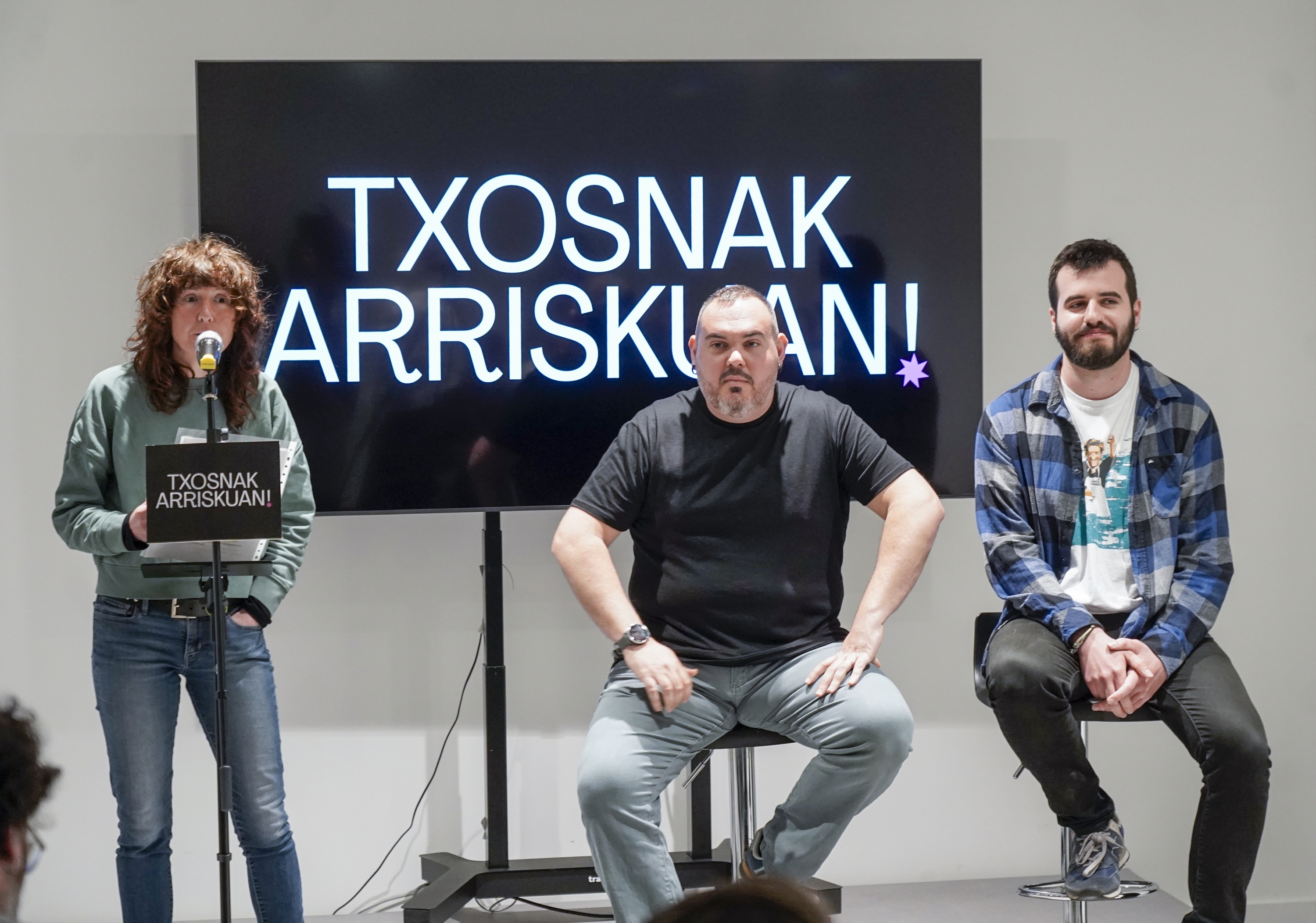 Bilboko Konpartsen, Gasteizko Txosnen eta Donostiako Piraten ordezkariak gaurko prentsaurrekoan. MARISOL RAMIREZ / FOKU
