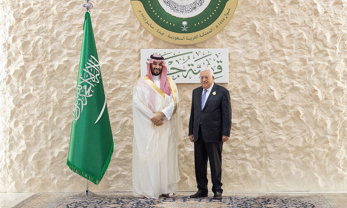 Mohammed bin Salman Saudi Arabiako lehen ministroa eta Mahmud Abbas PANeko burua. B. ALJALOUD / EFE.