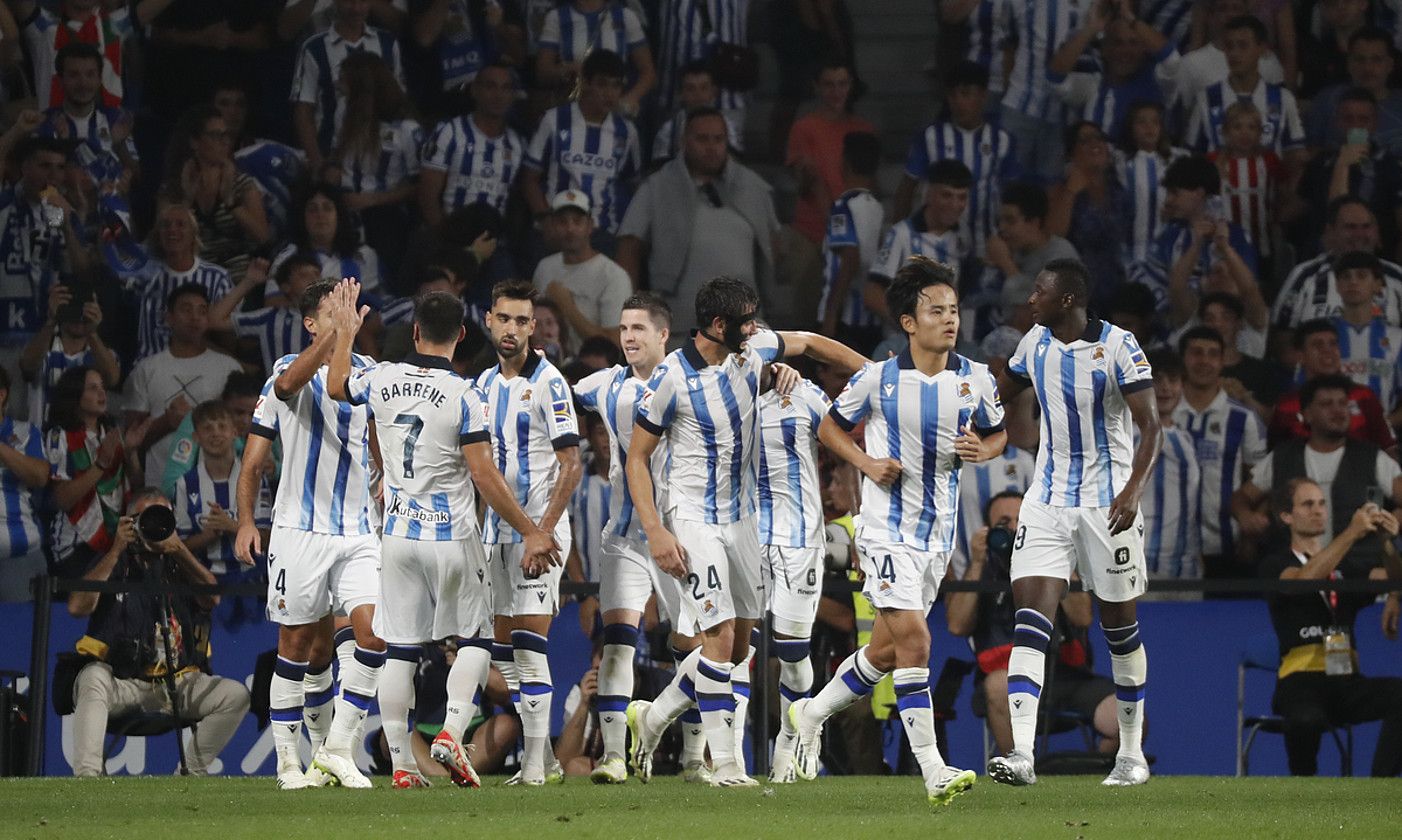 Realeko jokalariak Athletici sartutako goletako bat ospatzen, Anoetan jokatuko azken partidan. JUAN HERRERO / EFE. Realeko jokalariak Athletici sartutako goletako bat ospatzen, Anoetan jokatuko azken partidan. JUAN HERRERO / EFE.