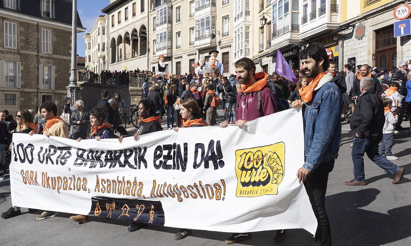 Gasteizko gaztetxetik abiatuta egin zuten atzo mendeurrena ospatzeko manifestazioa. ENDIKA PORTILLO/ FOKU.