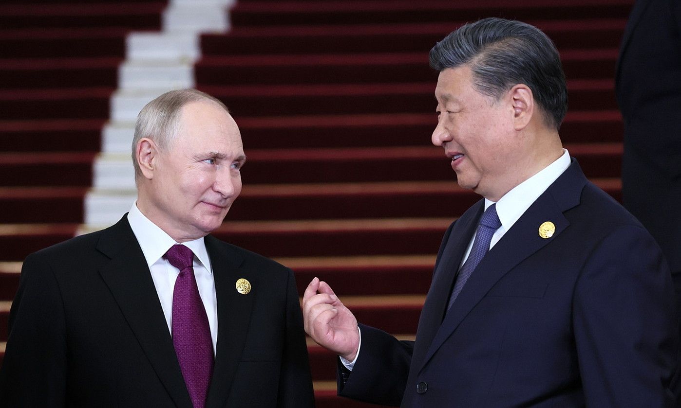 Vladimir Putin Errusiako presidentea eta Xi Jinping Txinakoa, aurreko astean, Pekinen. SERGEI SAVOSTIANOV/ EFE.