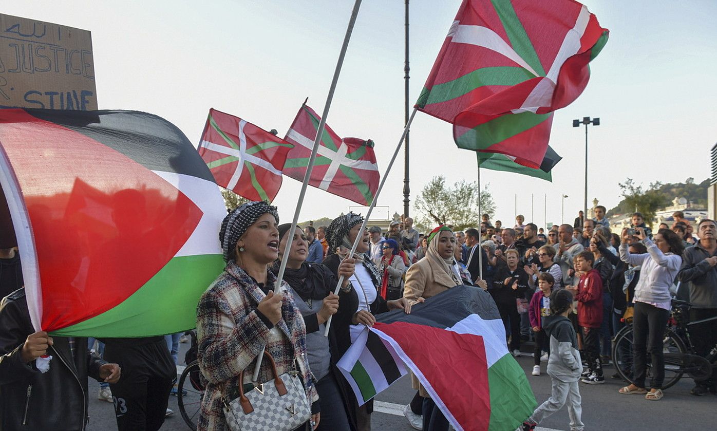 Manifestariak ikurrinekin eta Palestinako banderekin. IDOIA ZABALETA / FOKU.
