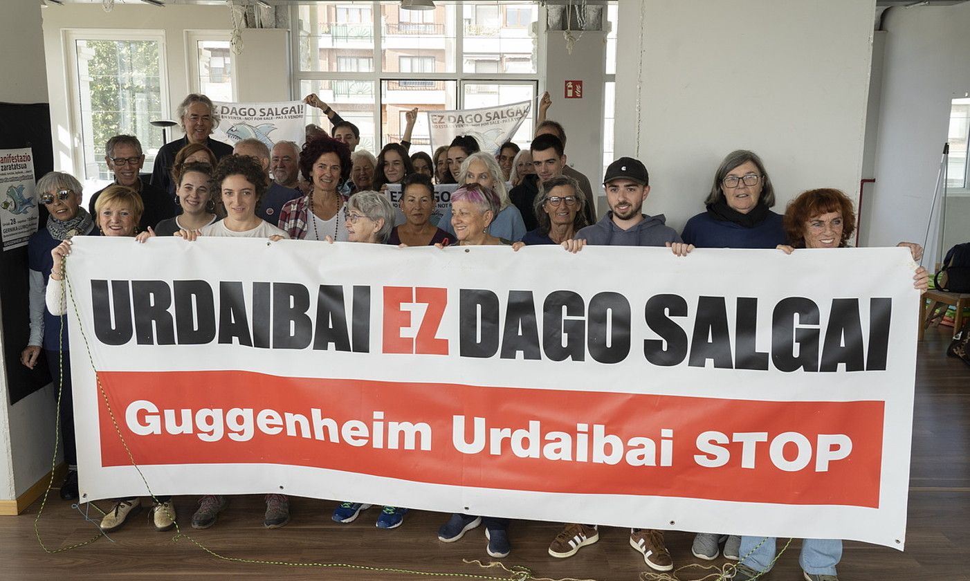 Guggenheim Urdaibai Stop plataformaren agerraldia, atzo. RAUL BOGAJO / FOKU.