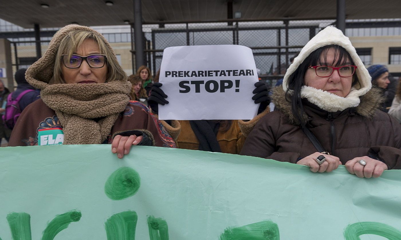 Langile publikoen protesta bat, Eusko Jaurlaritzaren egoitza nagusiaren aurrean, Gasteizen. JUANAN RUIZ / FOKU.