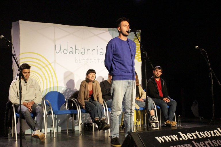 Asier Galarza atzo, kantuan, Munitibarreko saioan. BERTSOZALE ELKARTEA