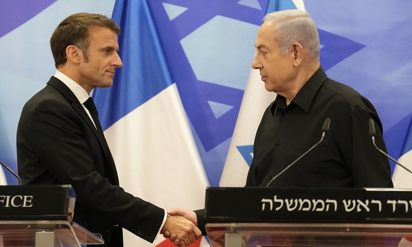 Emmanuel Macron Frantziako presidentea eta Benjamin Netanyahu Israelgo lehen ministroa, atzo. CHRISTOPHE ENA / EFE.