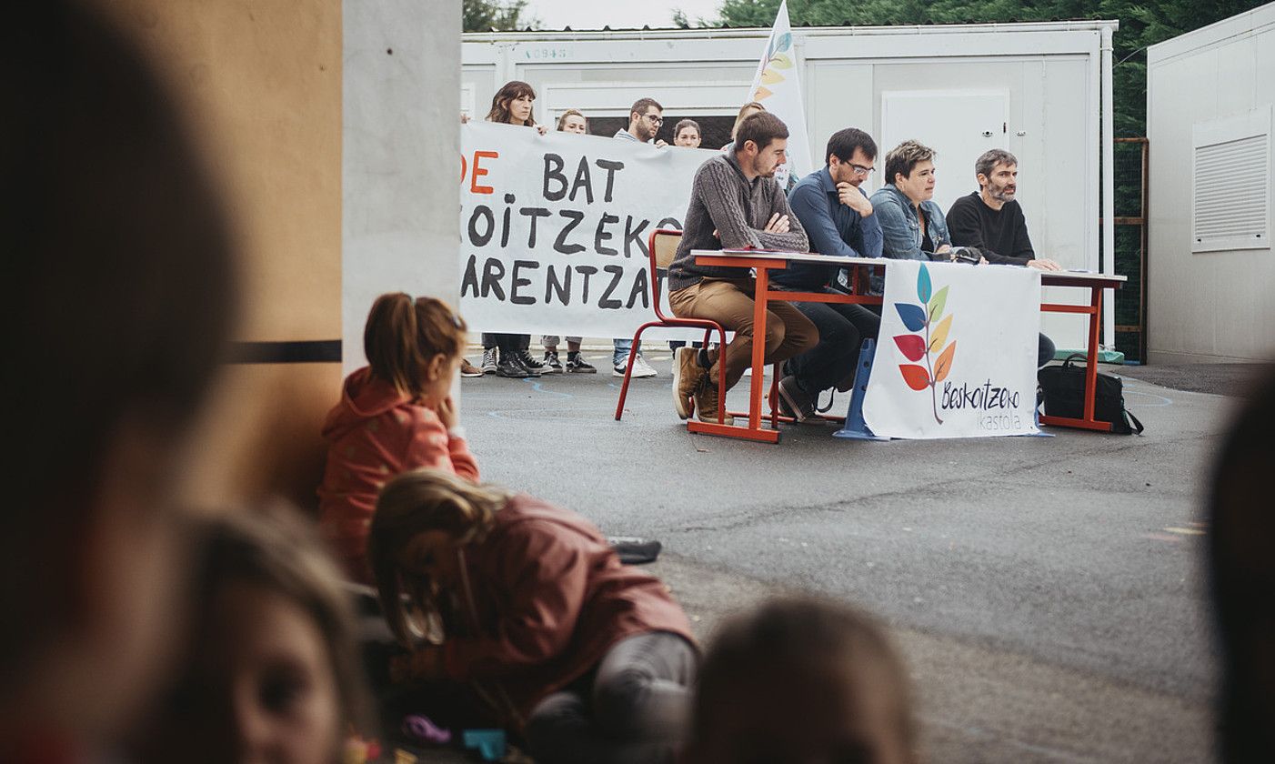 Beskoitzeko ikastolako gurasoen eta Seaskaren agerraldia. GUILLAUME FAUVEAU.