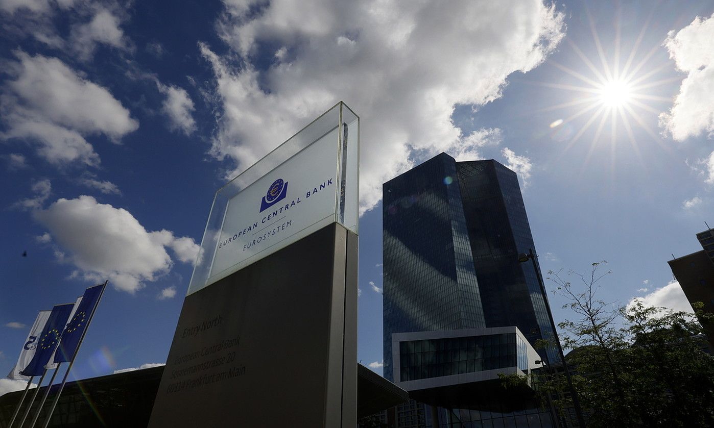 Europako Banku Zentralaren egoitza nagusia, Frankfurten, artxiboko irudi batean. ROLAND WITTEK / EFE.