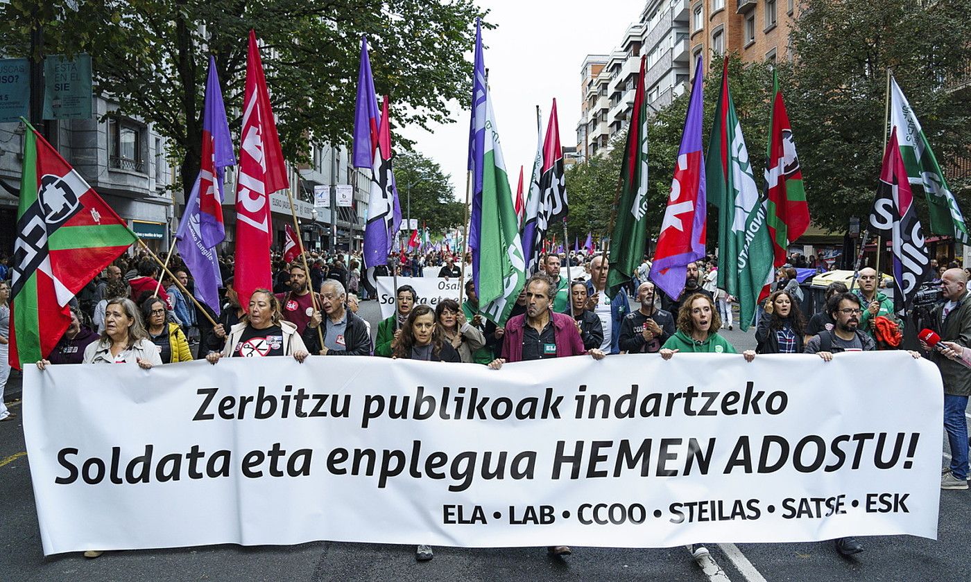 Sindikatuetako ordezkariak Bilbon atzo eginiko manifestazioaren pankartari eusten. ARITZ LOIOLA / FOKU.