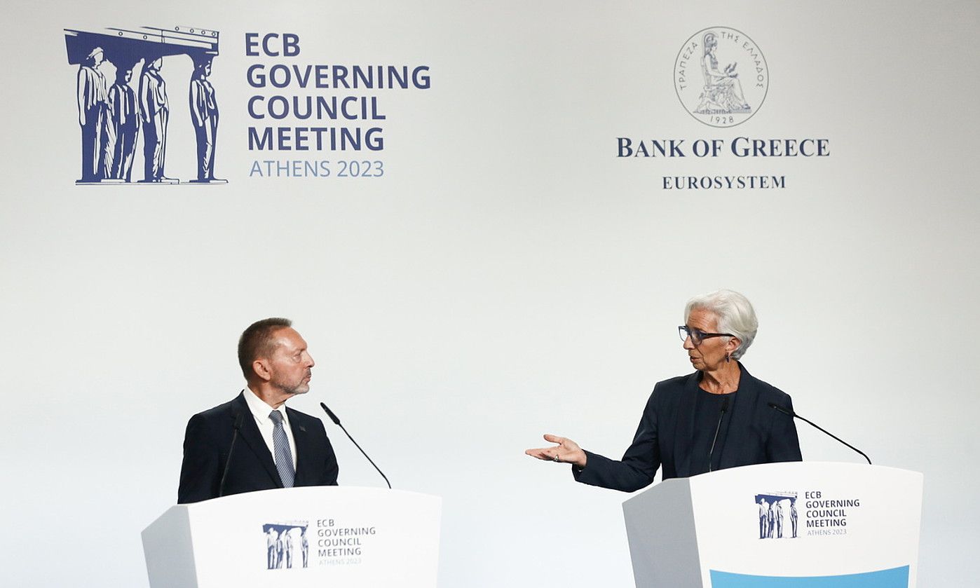 Giannis Sturnaras Greziako Bankuko gobernadorea eta Christine Lagarde EBZko burua, atzo, Atenasen. G. KOLESIDIS / EFE.