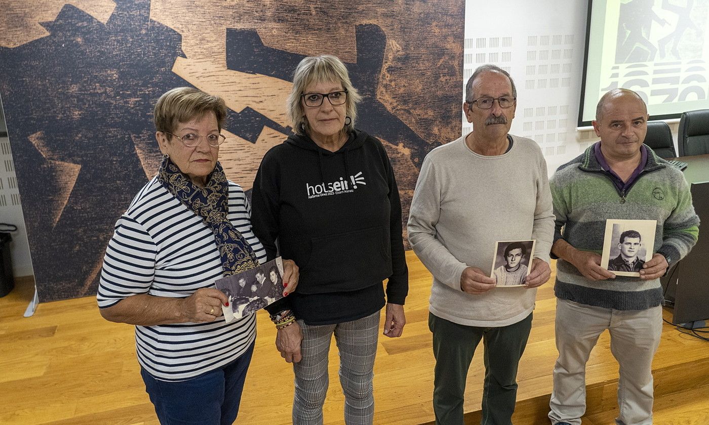 Anduezaren, Perezen eta Goñiren senideak, Donostian egindako aurkezpenean, atzo. GORKA RUBIO / FOKU.