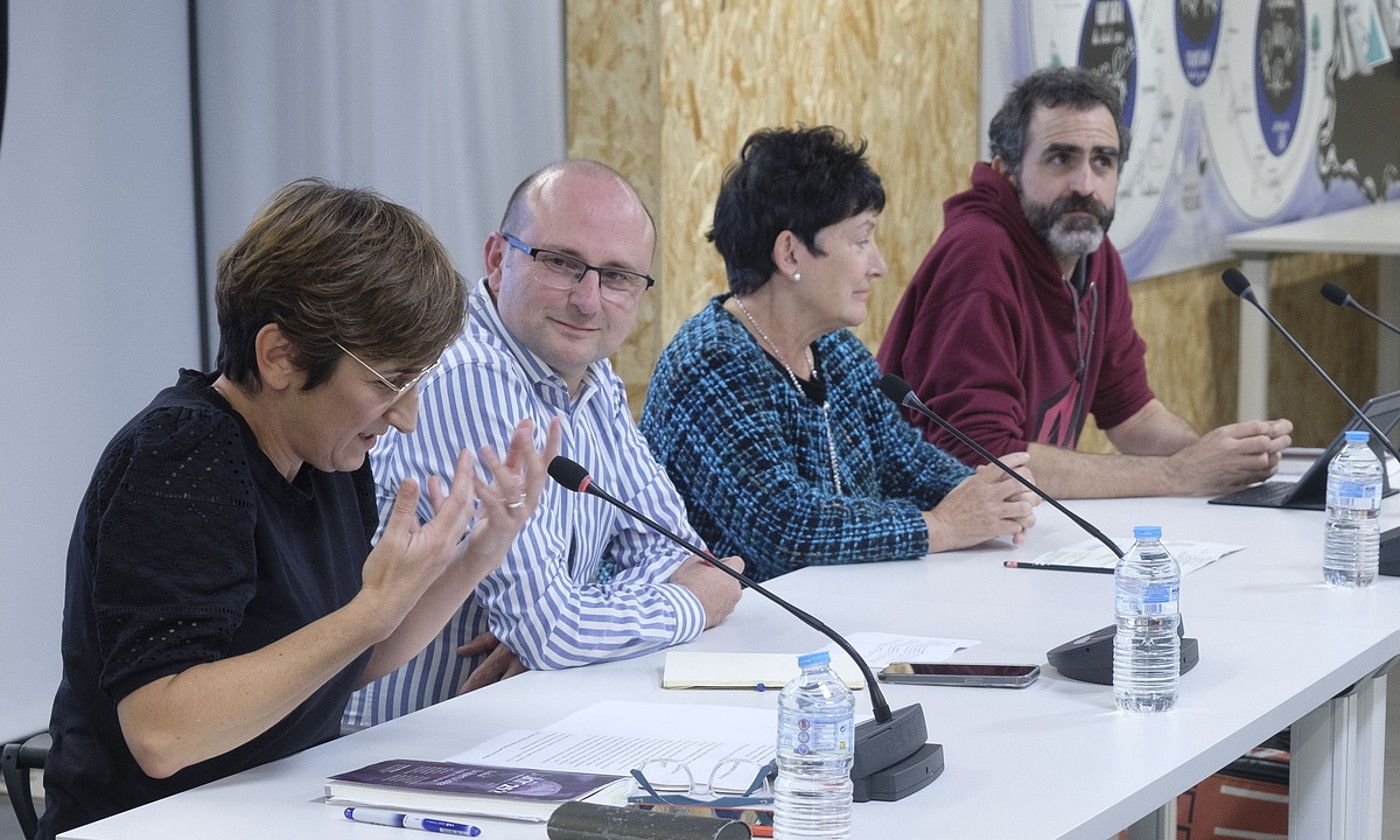 Lorea Agirre, Roldan jimeno, Anjeles Iztueta eta Xabier Landabidea, atzo, Donostian. JON URBE / FOKU.