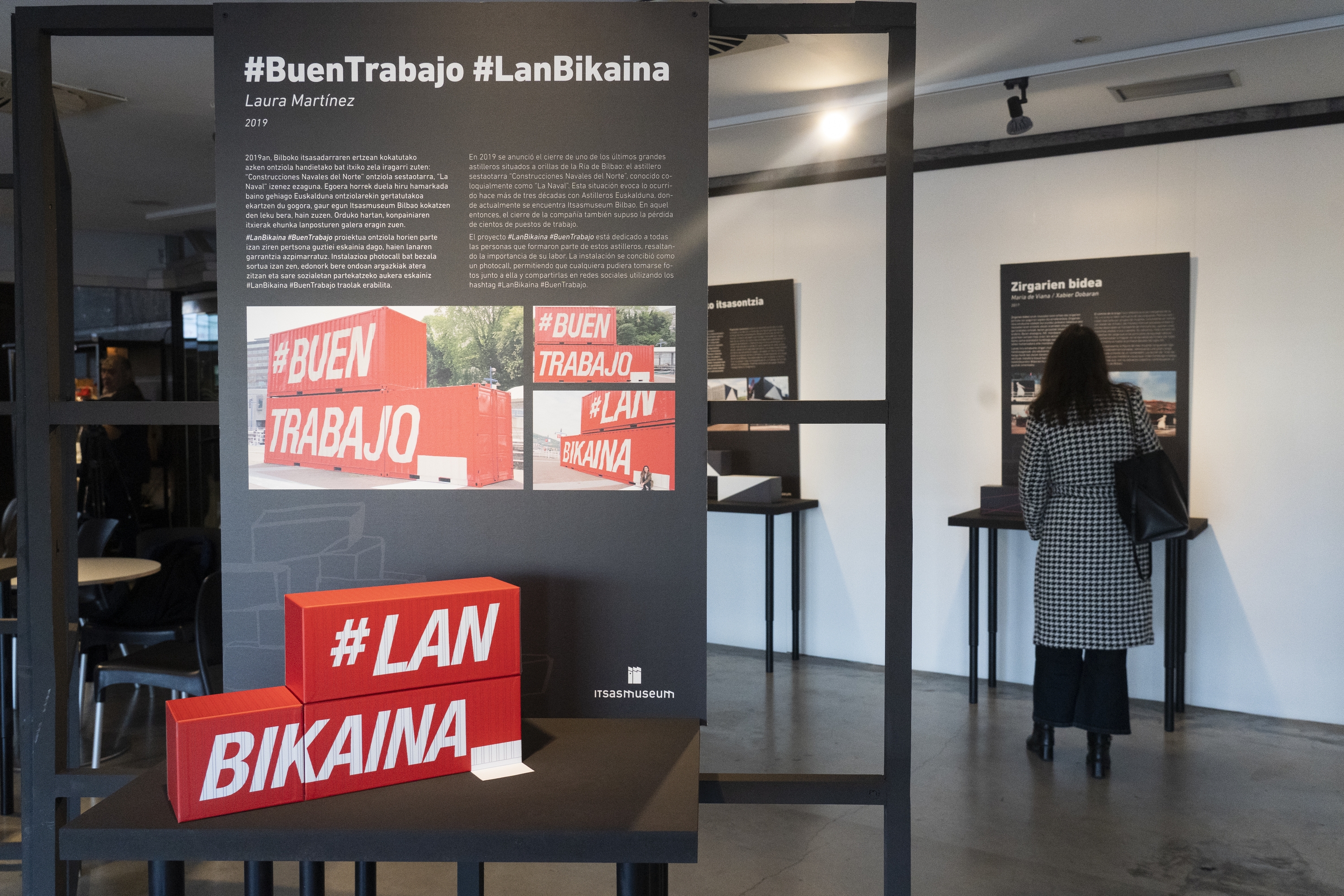 Laura Martinez Martinen '#Lan bikaina' obra, '10 urtez artea edukiontzietan' erakusketan, Bilboko Itsasmuseumen. MONIKA DEL VALLE / FOKU