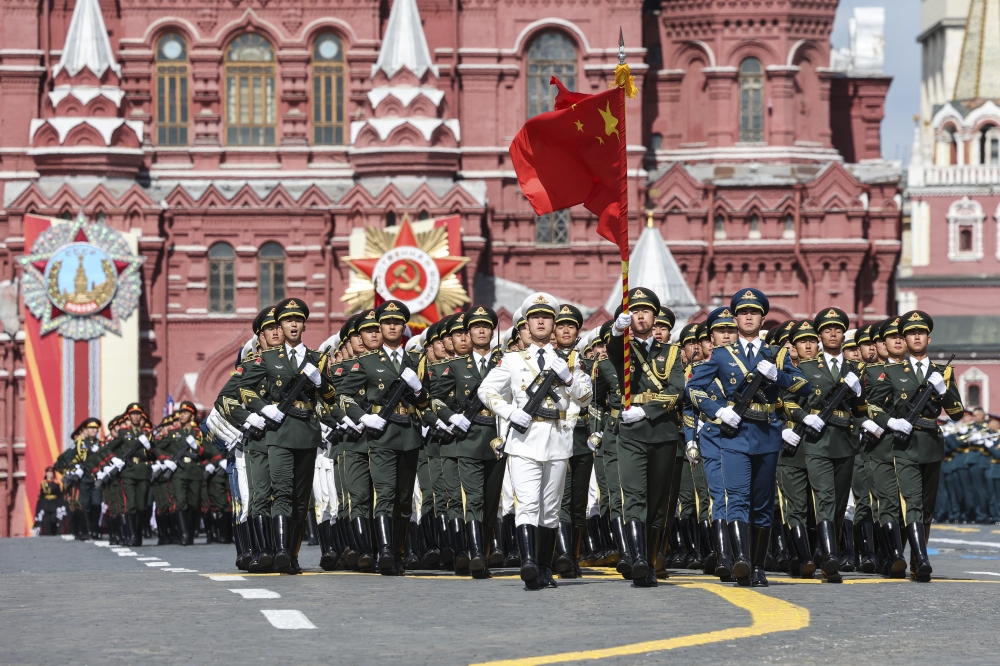 Txinako soldaduek ere hartu dute parte Garaipen Eguneko desfile militarrean, gaur, Moskun. MAXIM SHIPENKOV / EFE Txinako soldaduek ere hartu dute parte Garaipen Eguneko desfile militarrean, gaur, Moskun. MAXIM SHIPENKOV / EFE