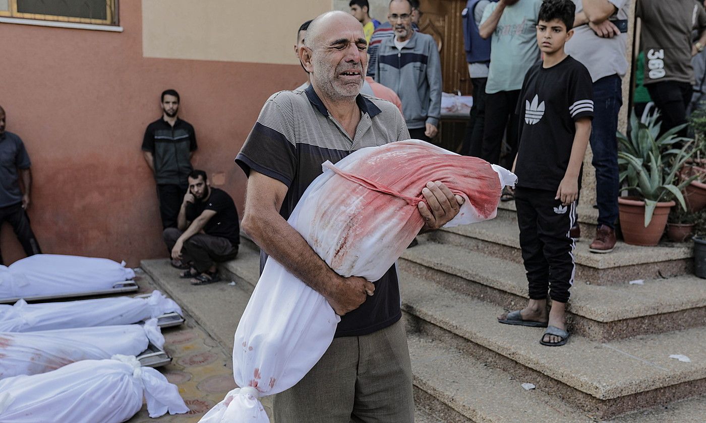 Gizon bat gorpu bat besoetan duela, atzo, Khan Yuniseko ospitale batean kanpoaldean. Israelek dozena bat inguru lagun hil zituen, atzo, han. HAITHAM IMAD / EFE. Gizon bat gorpu bat besoetan duela, atzo, Khan Yuniseko ospitale batean kanpoaldean. Israelek dozena bat inguru lagun hil zituen, atzo, han. HAITHAM IMAD / EFE.