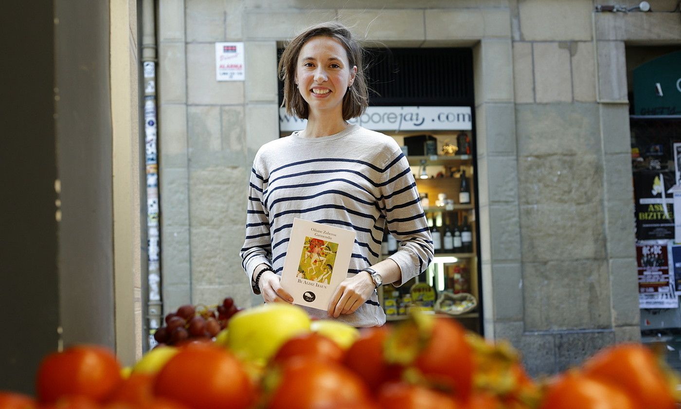 Oihane Zuberoa Garmendia, Donostiako Parte Zaharrean, Bi aldiz iraun liburua aurkeztu eta gero. MAIALEN ANDRES/FOKU.