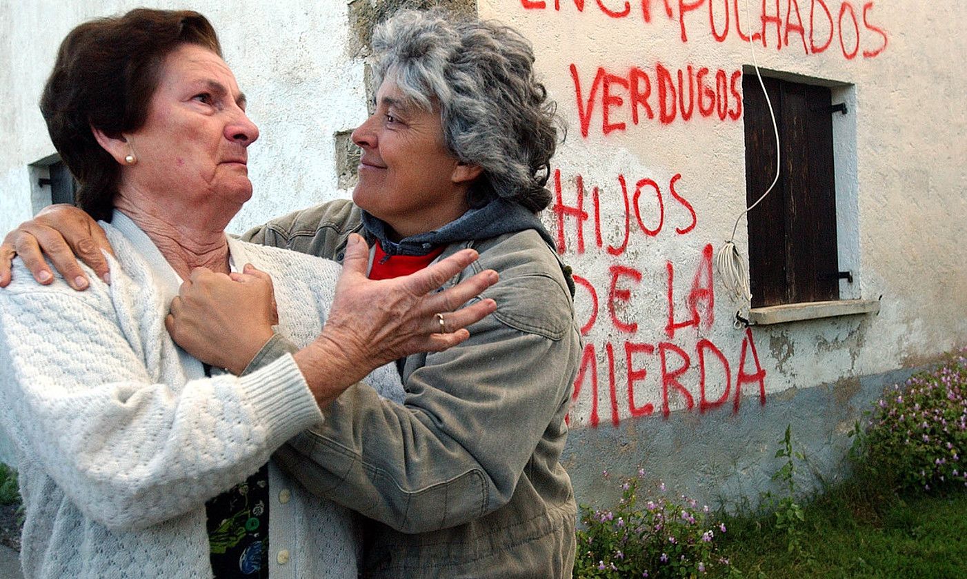 Mabel Cañada —eskuinean—, Marcelina Cervantes Artozkiko bizilagunarekin, 2003ko irailaren 15ean. JAGOBA MANTEROLA / FOKU.
