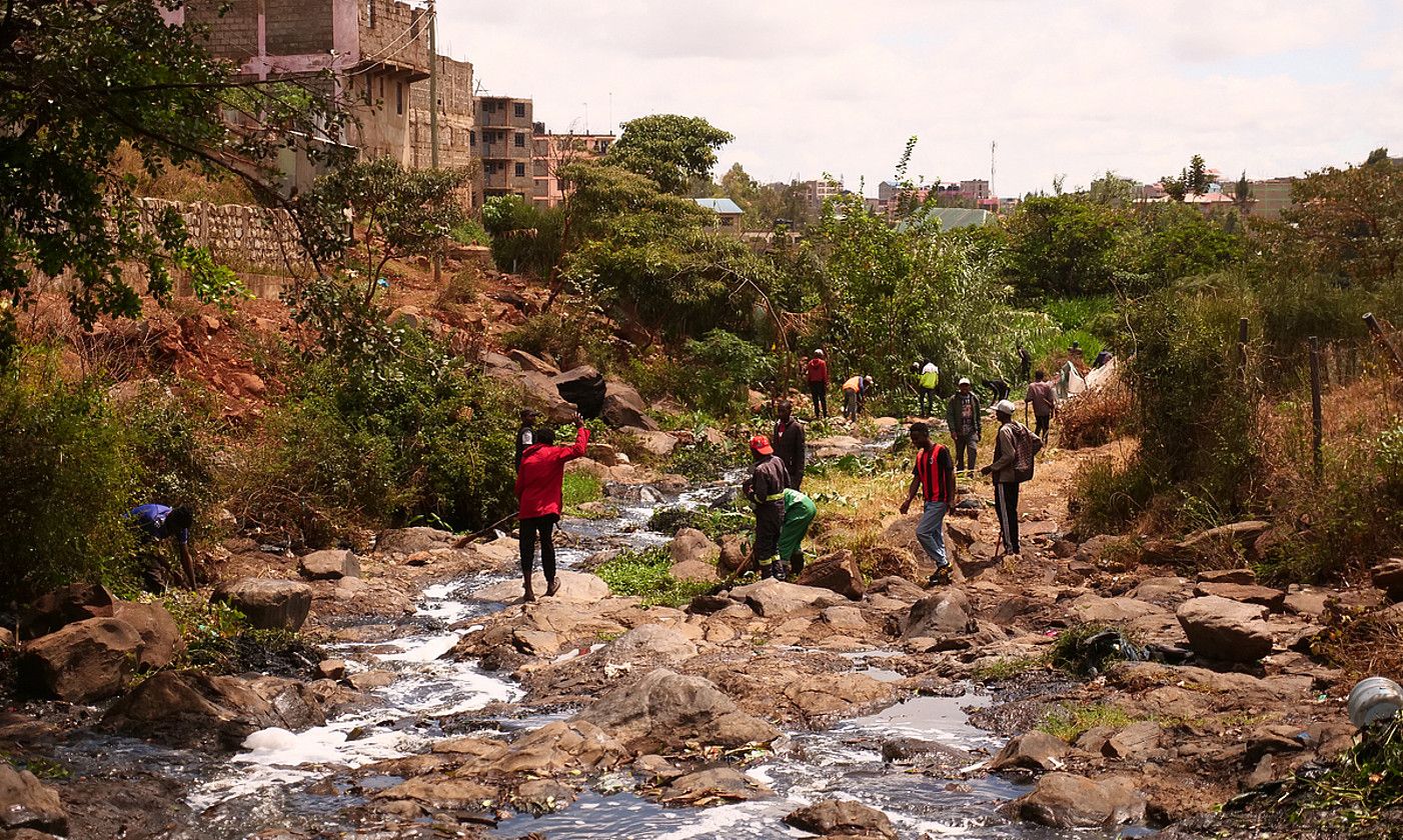 Gazte talde bat Nairobi iparraldeko Kasarani auzoan, hilaren 16an, erreka garbitzen; banbuak eta beste zuhaitz batzuk ere landatu zituzten. OSKAR EPELDE JULDAIN.