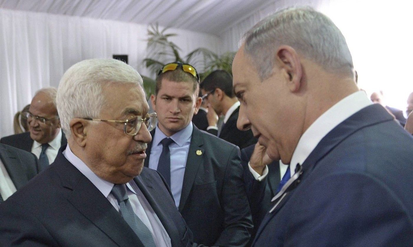 Mahmud Abbas —ezkerrean— eta Benjamin Netanyahu, 2016an. B. GERSHON / EFE.