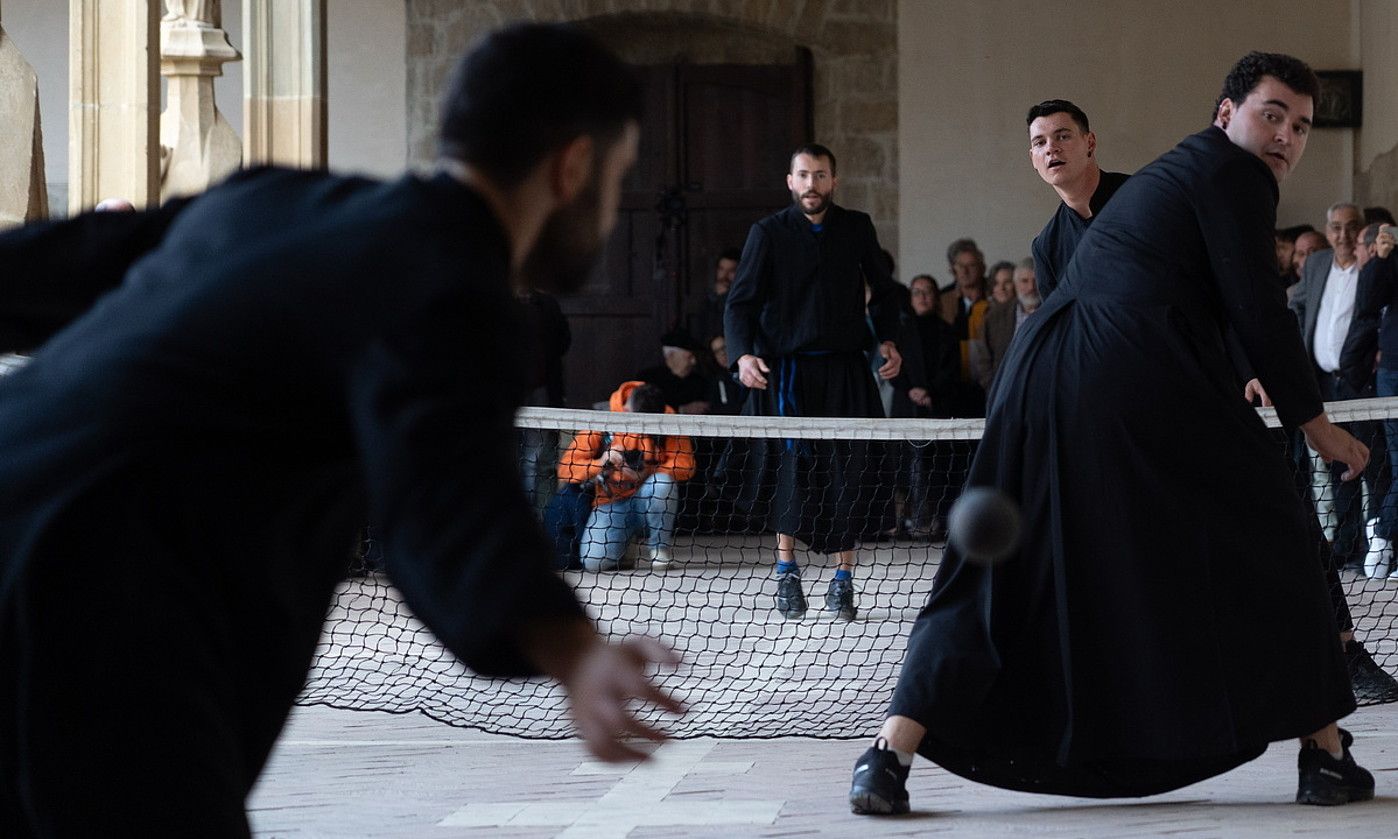Julen Chiapuso, pilota jotzear. Begira, Andoni Urbieta bikotekidea eta aurkariak, Jon eta Ibai Urbieta. J. MANTEROLA / FOKU. Julen Chiapuso, pilota jotzear. Begira, Andoni Urbieta bikotekidea eta aurkariak, Jon eta Ibai Urbieta. J. MANTEROLA / FOKU.