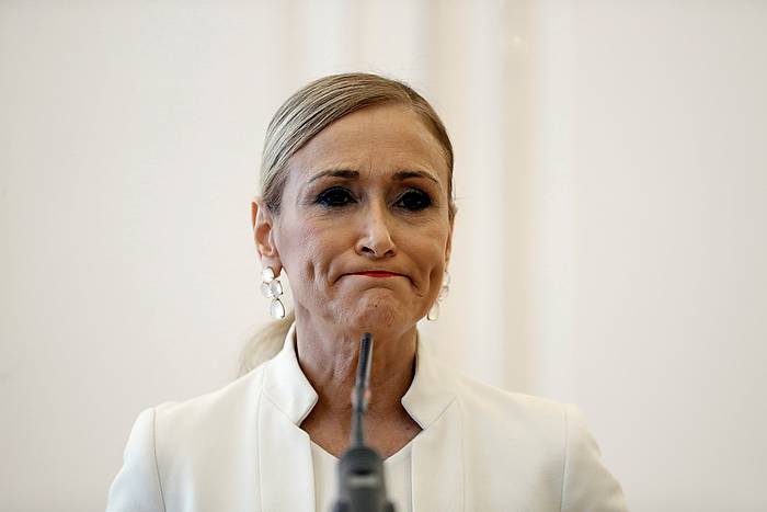 Cristina Cifuentes Madrilgo erkidego autonomoko presidente ohia, dimisioa aurkeztu zuen agerraldian, iazko apirilean. EMILIO NARANJO, EFE