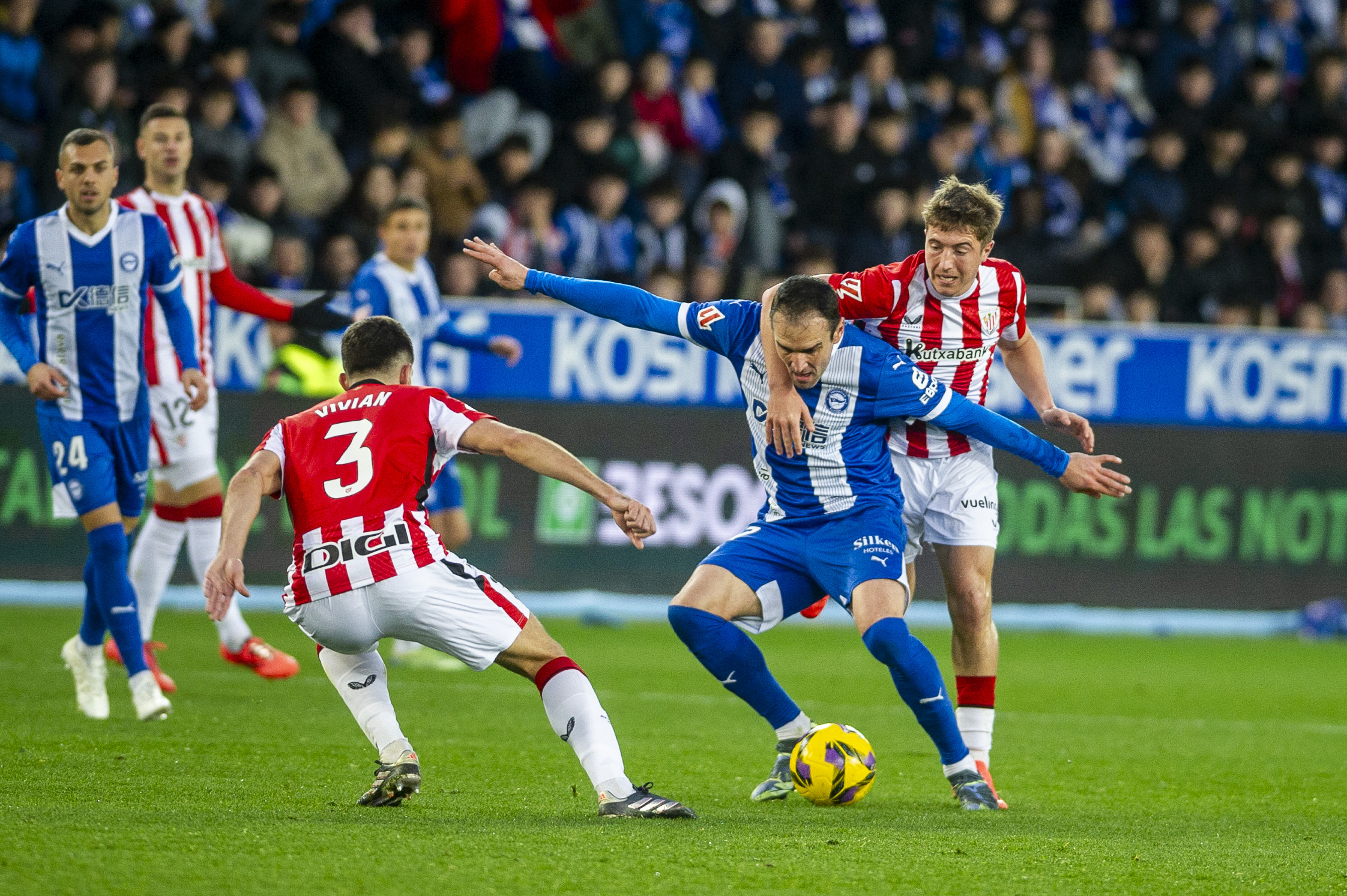 Kike Garcia eta Dani Vivian, baloia eskuratzeko borrokan, joaneko partidan, Mendizorrotzan. JAIZKI FONTANEDA / FOKU