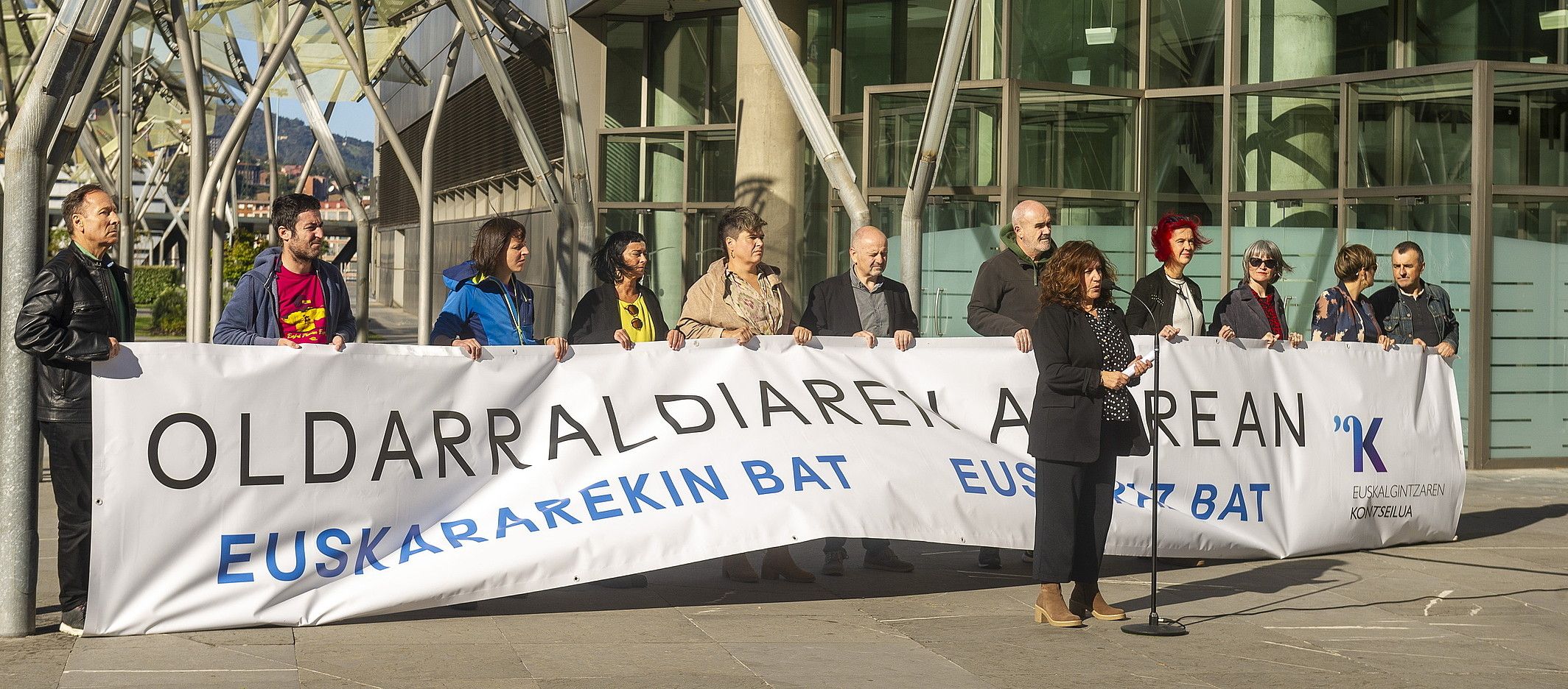 Azaroaren 4ko manifestazioan pankarta eramango duten ordezkariekin agerraldia egin zuen atzo Euskalgintzaren Kontseiluak, Bilboko Euskalduna jauregian. JAIZKI FONTANEDA / FOKU.