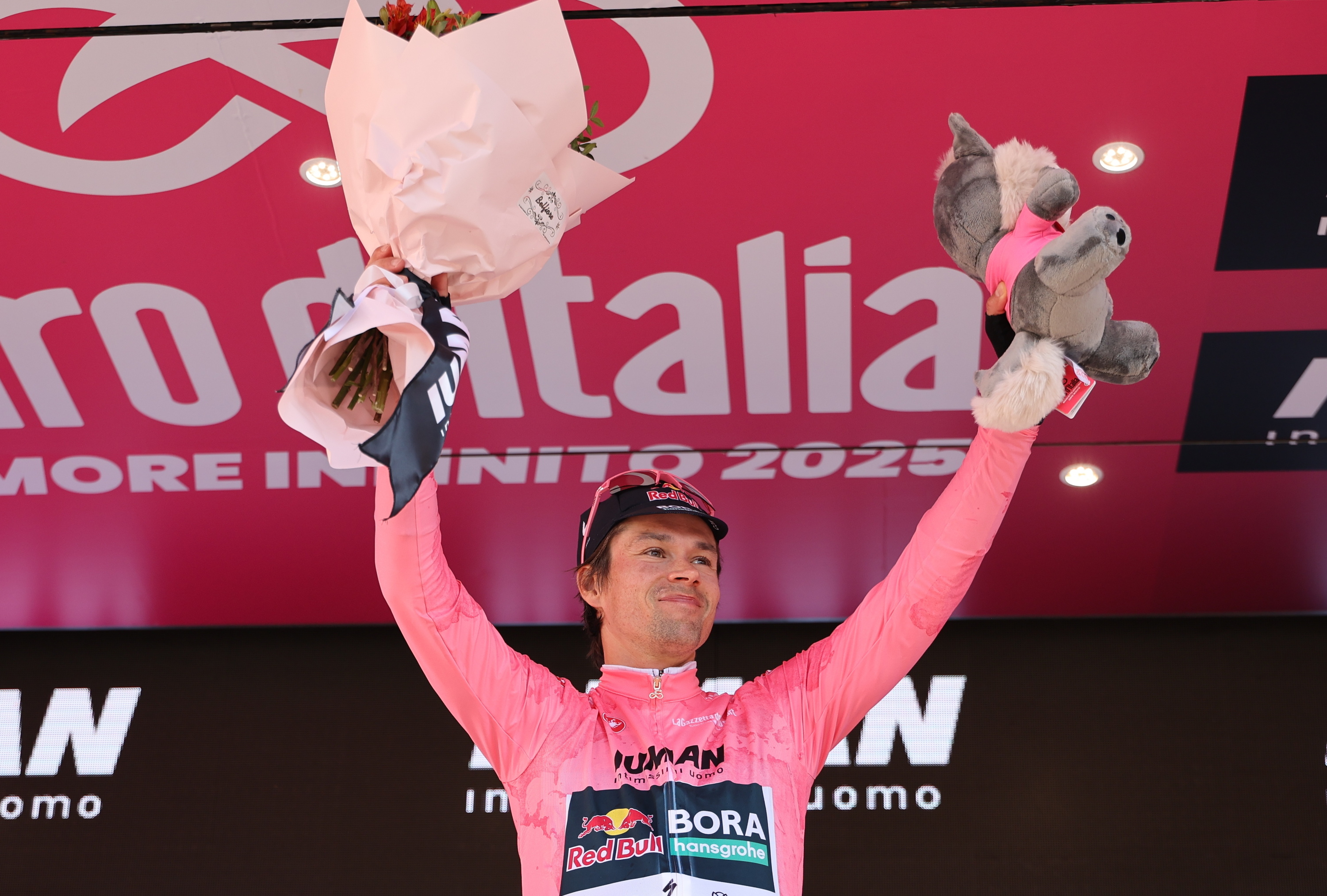 Primoz Roglic, Tiranan, maglia arrosa jantzi berritan. GEORGI LICOVSKI / EFE