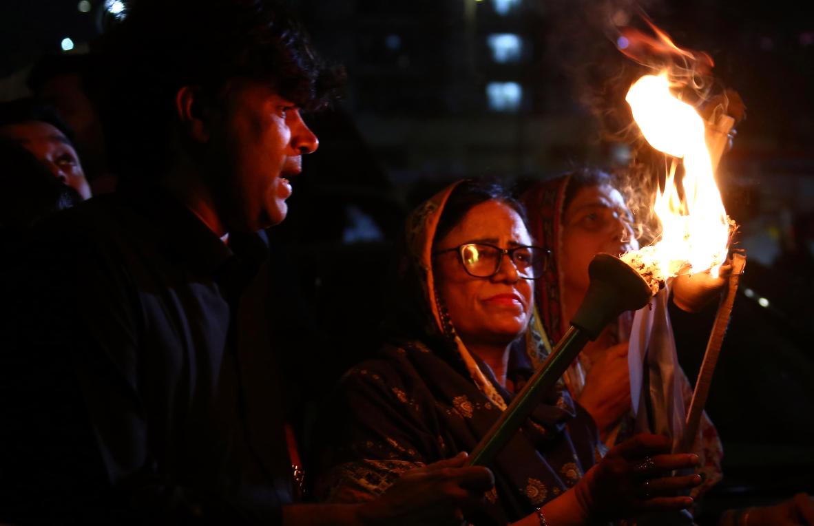 Pakistandarrak, Karachi hirian, Indiak eta Pakistanek adostutako su etena ospatzen. REHAN KHAN / EFE