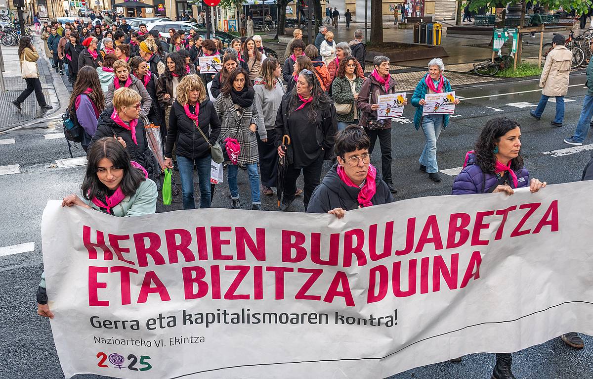 Emakumeen Mundu Martxak gaur arratsaldean Donostian egin duen manifestazioko irudi bat.