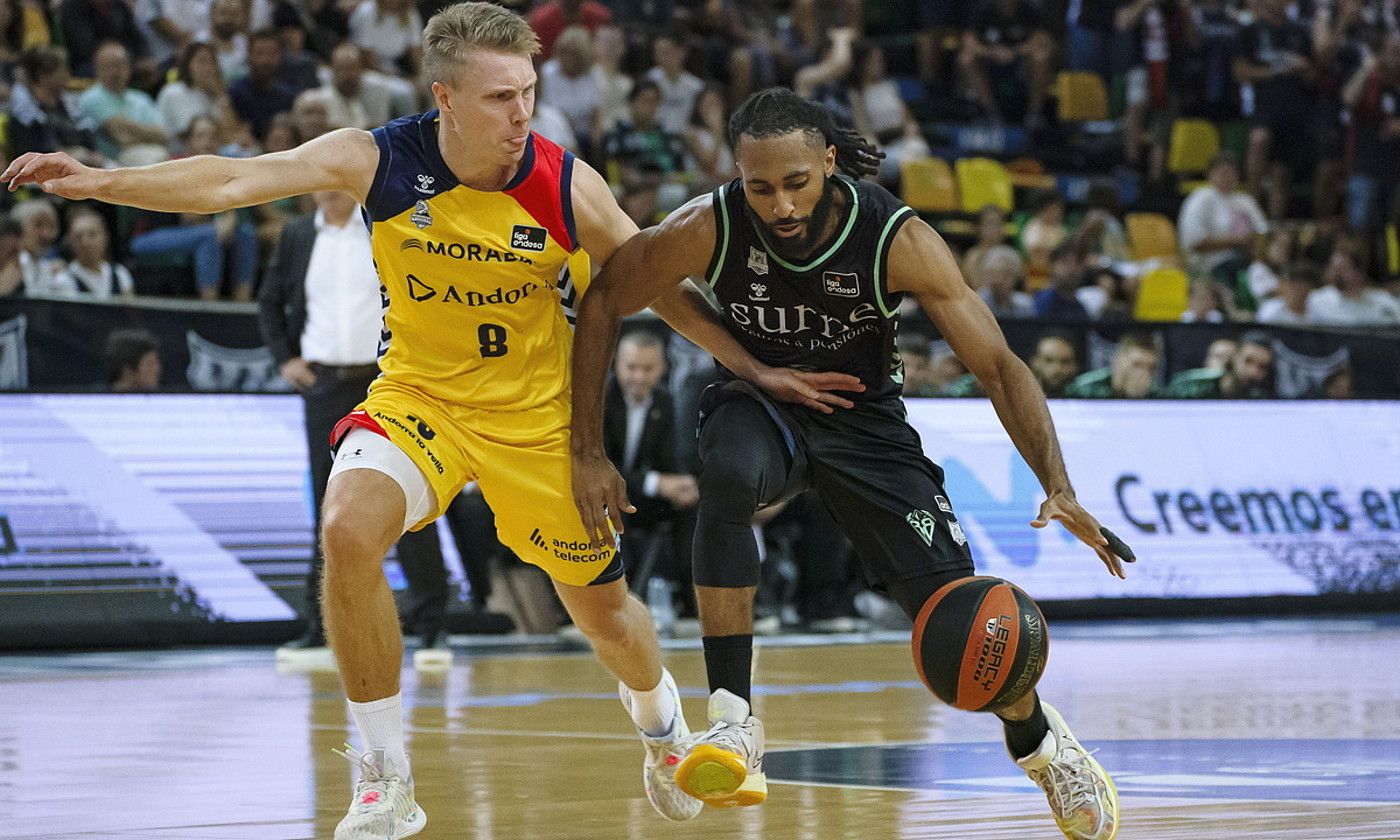 Adam Smith, baloia babesten Andorraren aurkako partidan. ARITZ LOIOLA/ FOKU.