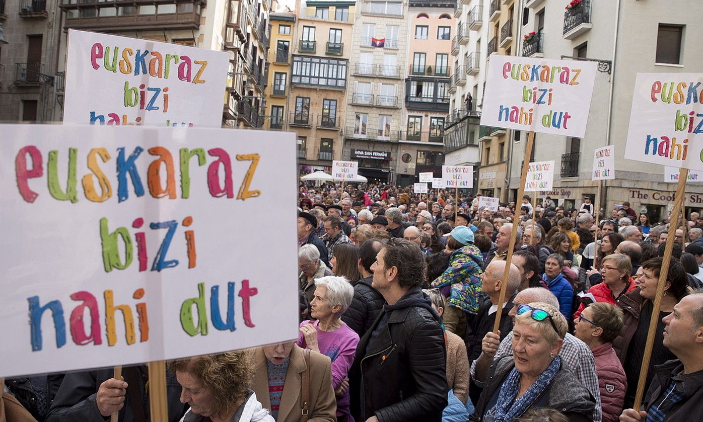 Euskararen aldeko aldarriak. Euskararen aldeko manifestazio bat Iruñean, artxiboko irudi batean. IÑIGO URIZ / FOKU.