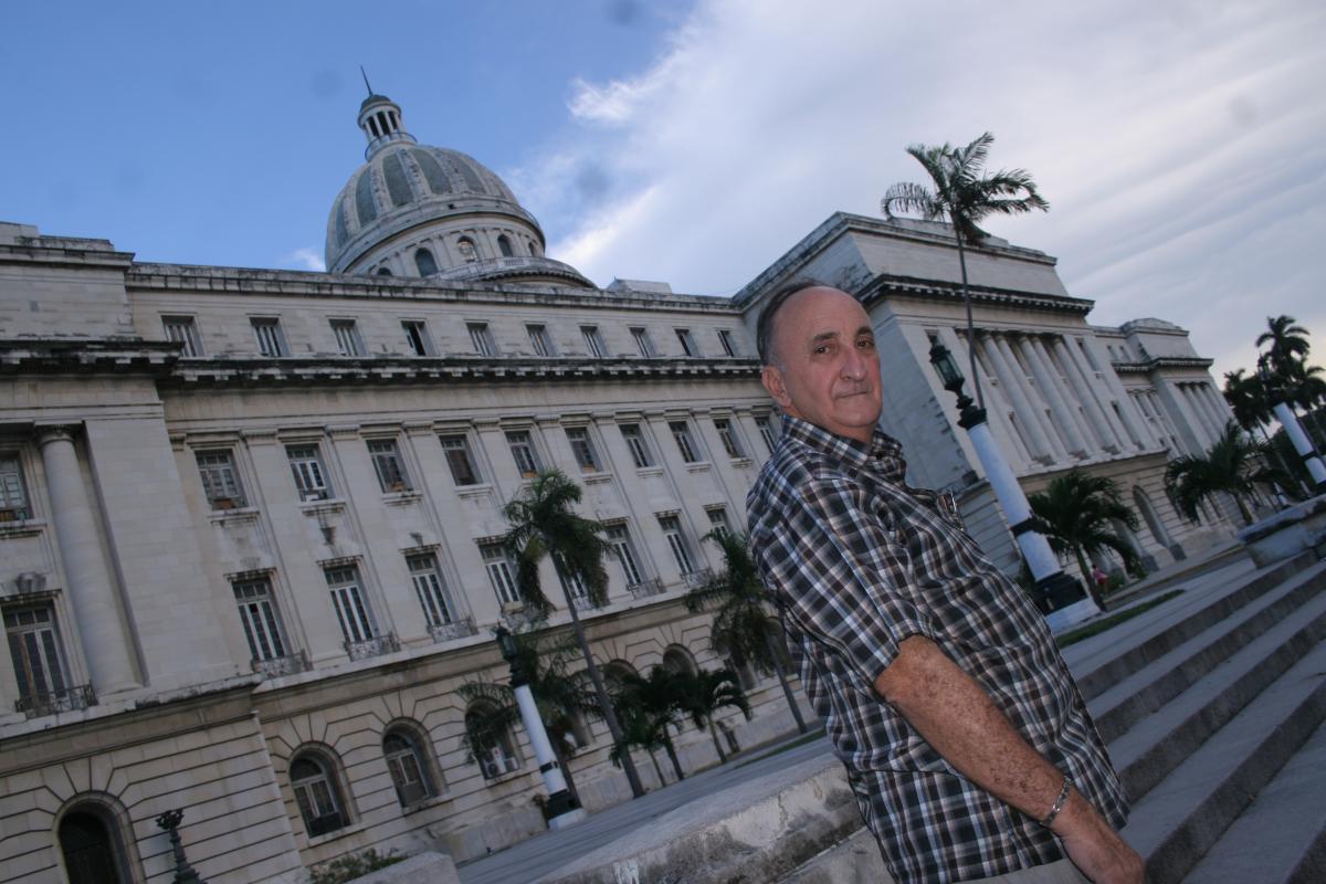 Daniel Aranguren Etxeberria, Habanako kapitolioa atzean duela, 2010ean. ZALDI ERO