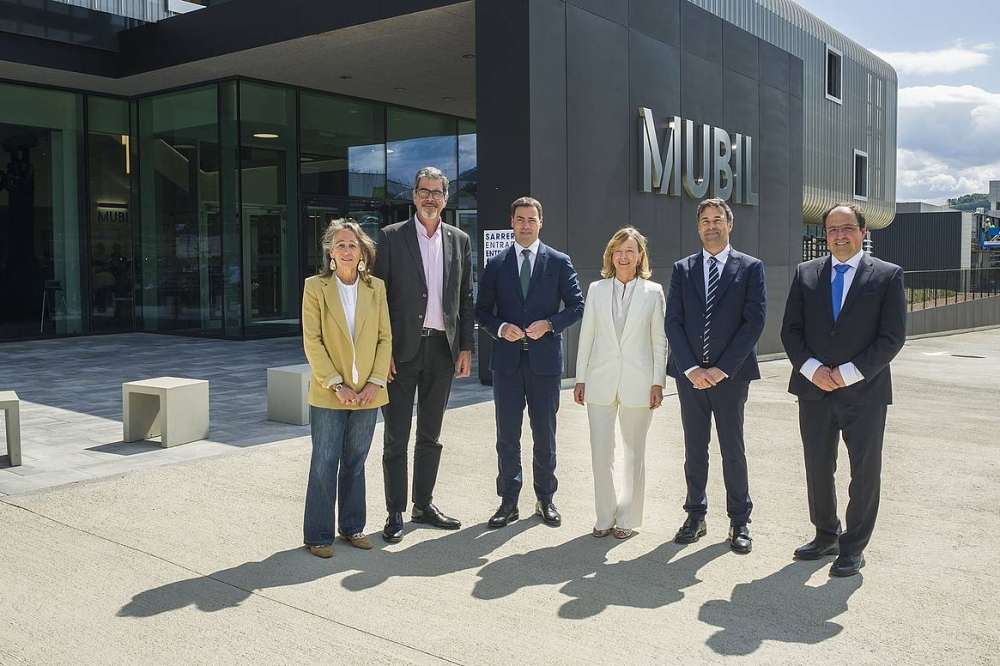 Marisol Garmendia, Eneko Goia, Imanol Pradales, Eider Mendoza, Unai Andueza eta Igor Villarreal, gaur, Mubilen egoitza berrian. JON URBE / FOKU