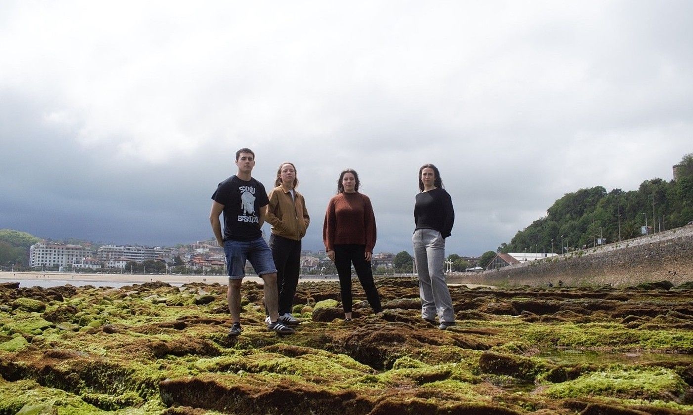 Ezker-eskuin, Peru Blanco, Uxue Estrada, Amaia Bengoetxea eta Nora Azurza, Indabe musika taldeko kideak. INDABE.