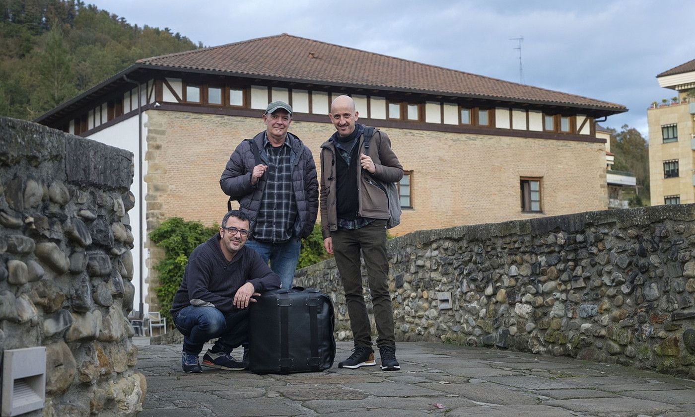 Aitor Furundaren, Andoni Egaña eta Andoni Salamero Arestian, egun...! ikuskariaren sortzaileak azken entsegua baino lehen, Beasainen. JON URBE /FOKU.