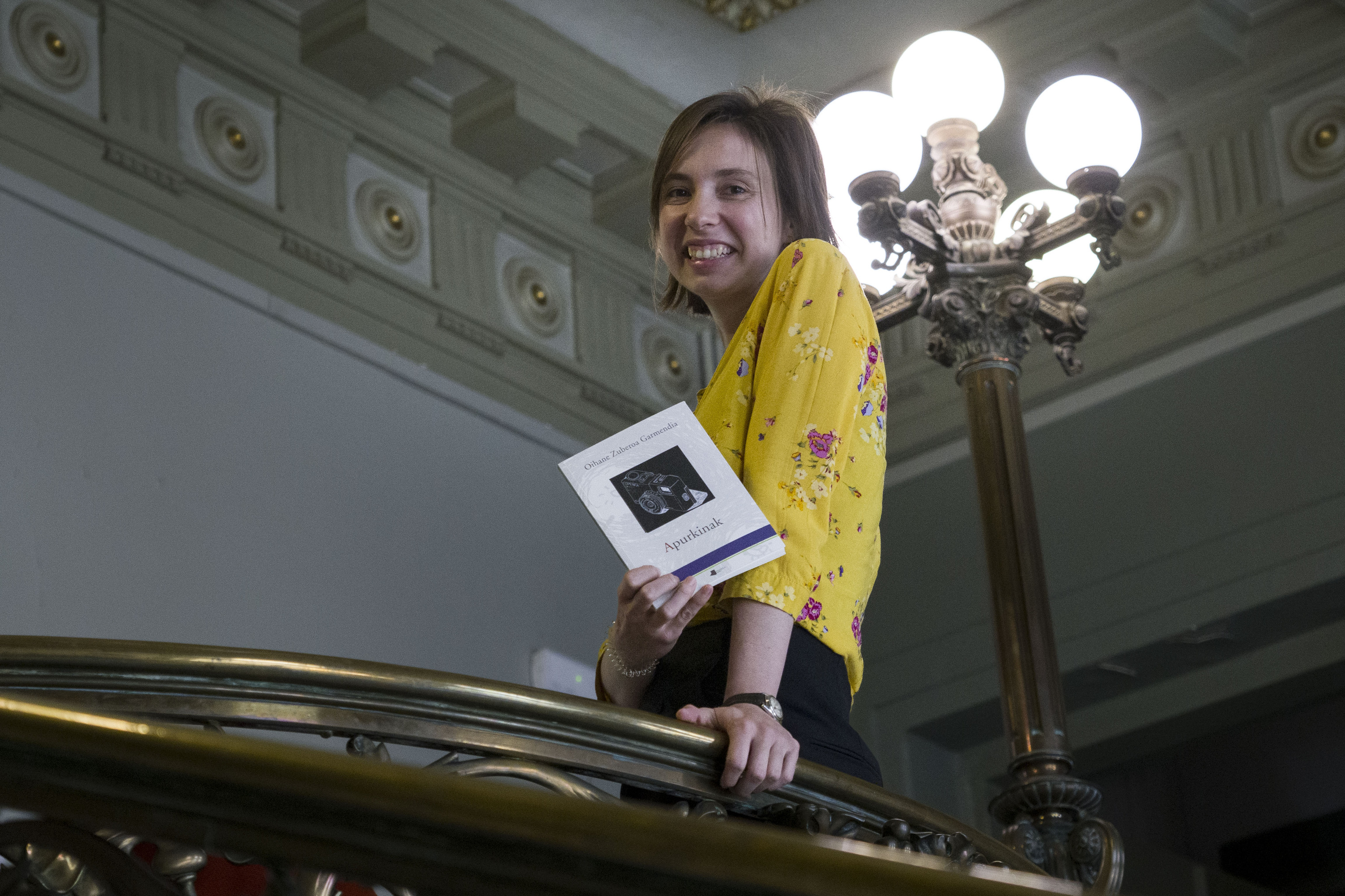 Oihane Zuberoa Garmendia, liburu berria eskuetan duela, Donostian. JON URBE / FOKU