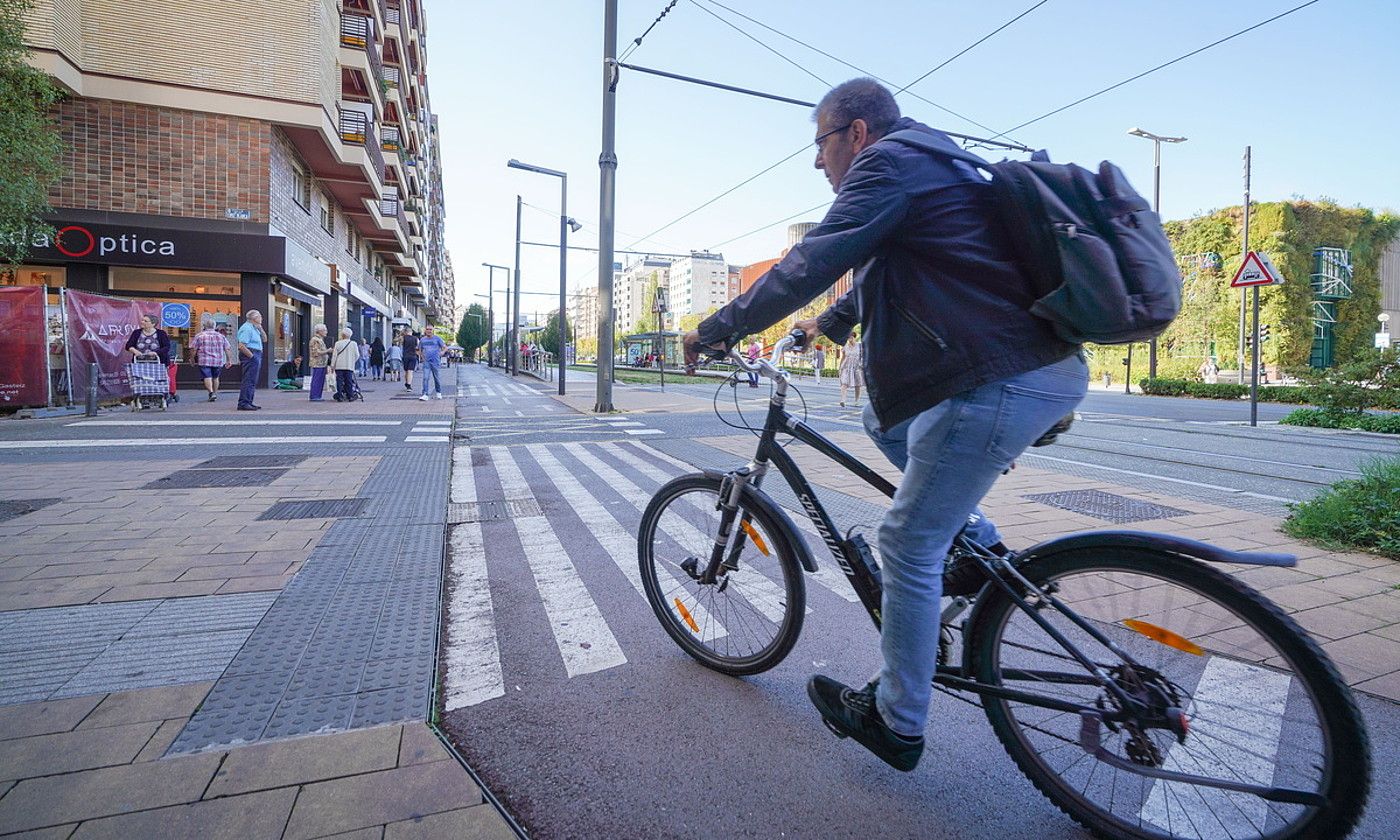 Pertsona bat bizikletan ibiltzen, Gasteizen. ENDIKA PORTILLO /FOKU.