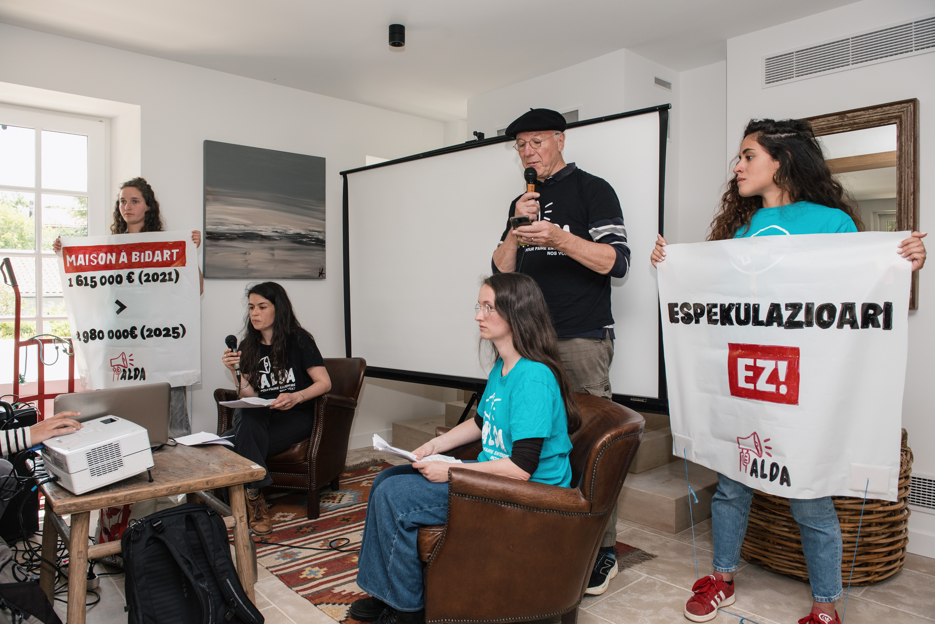 Okupatu duten etxebizitzaren egongelan mintzaldia antolatu dute Aldako kideek. GUILLAUME FAUVEAU