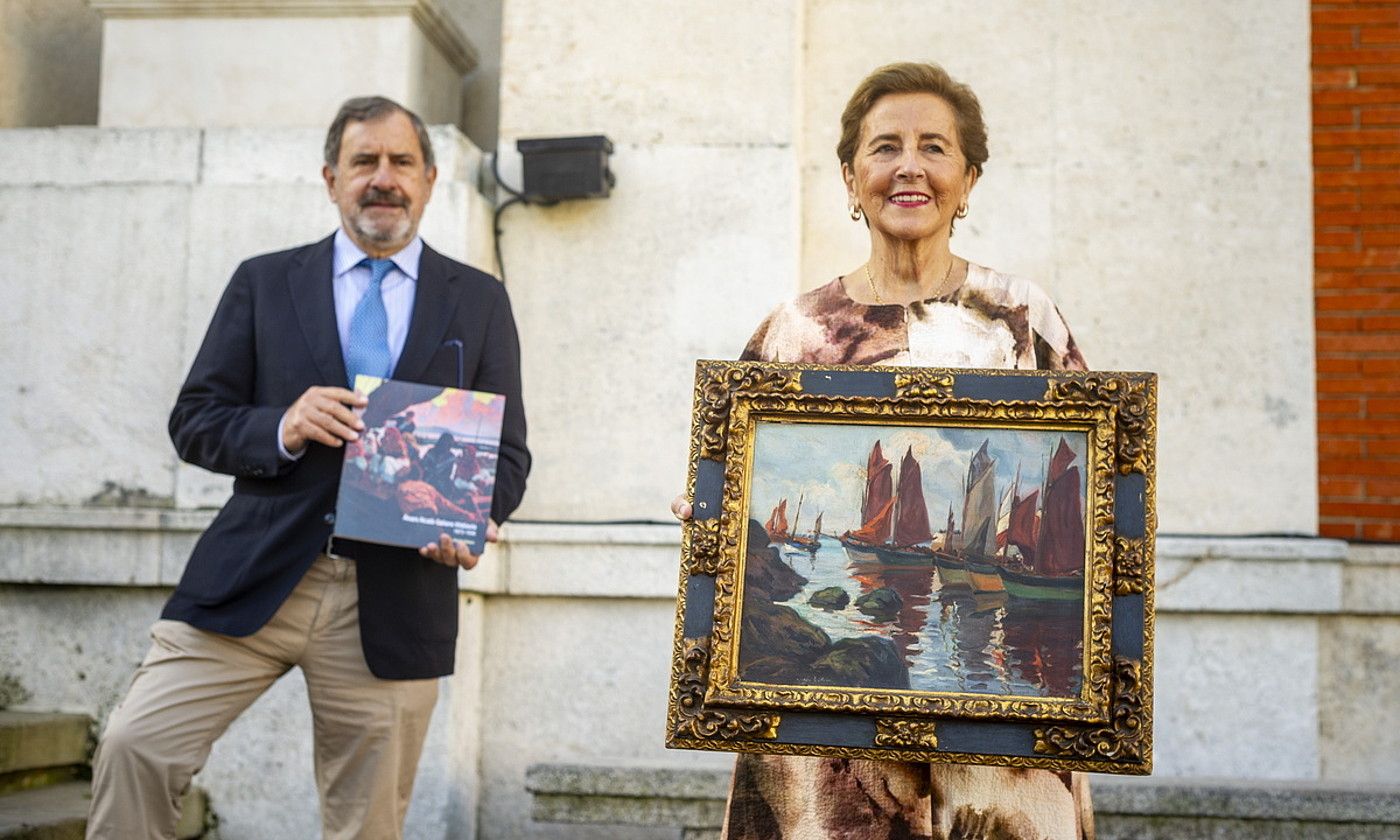 Begoña Alcala Galiano, aitonaren margolan batekin, Bilboko Arte Ederren Museoan. JAIZKI FONTANEDA / FOKU.