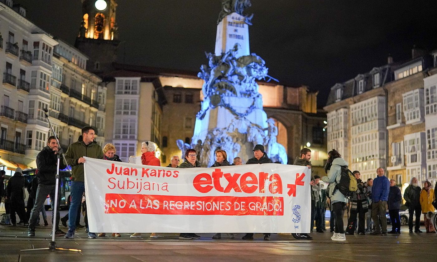 Juan Carlos Subijanaren gradu erregresioa salatzeko elkarretaratzea, aurreko astean, Gasteizen. ENDIKA PORTILLO / FOKU.